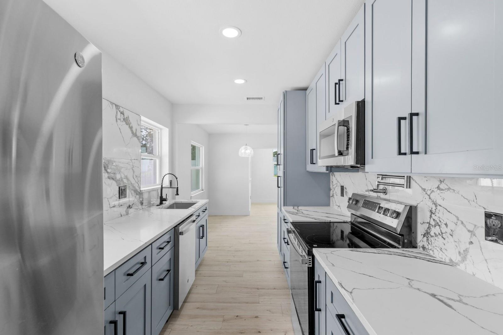 Image 9 of 33 For 715 40th Avenue Ne