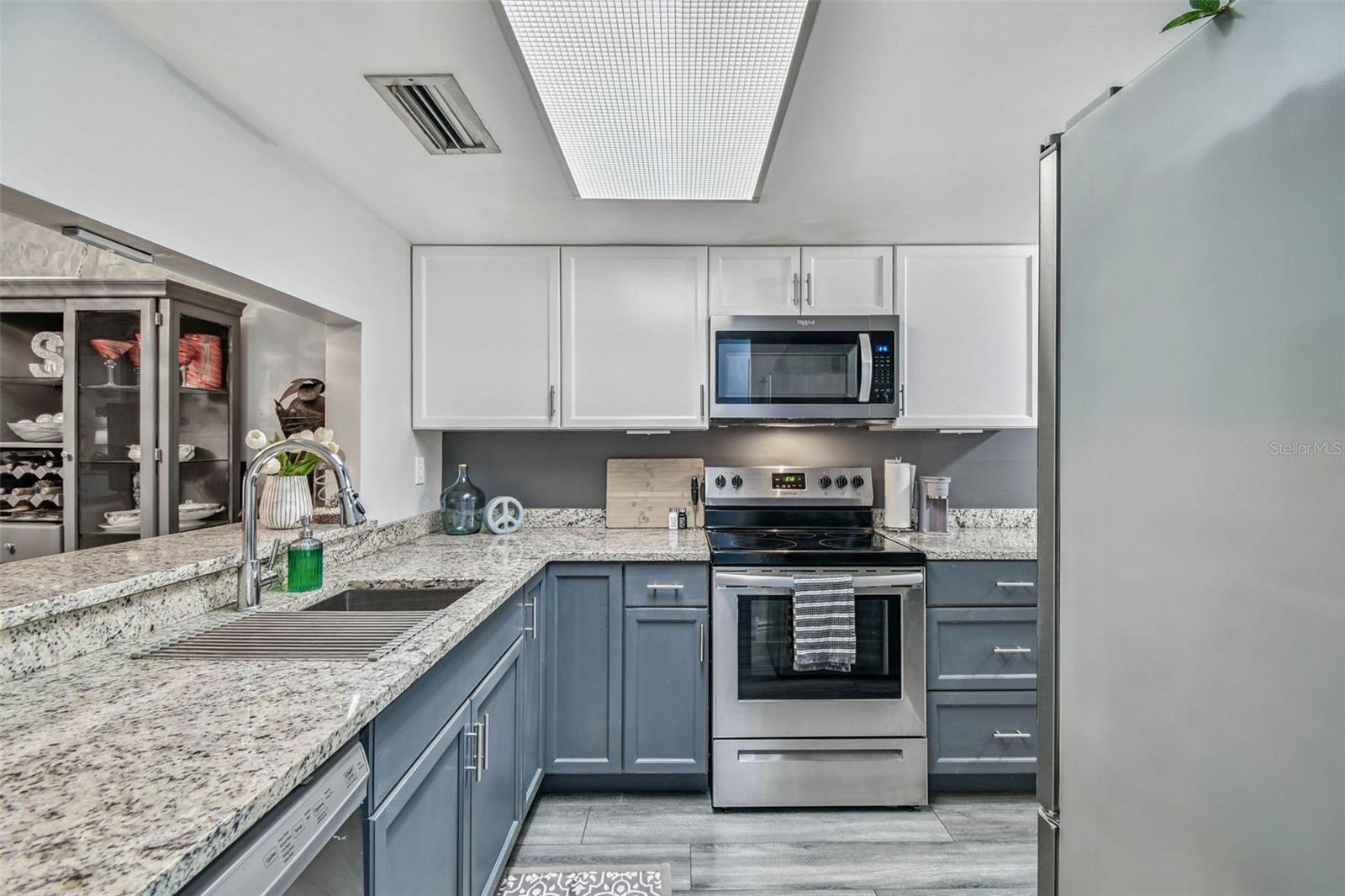 Listing photo id 15 for 9613 Midiron Court 39a