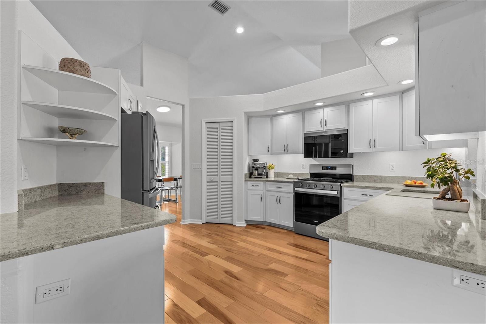 Image 12 of 49 For 913 Oakview Road