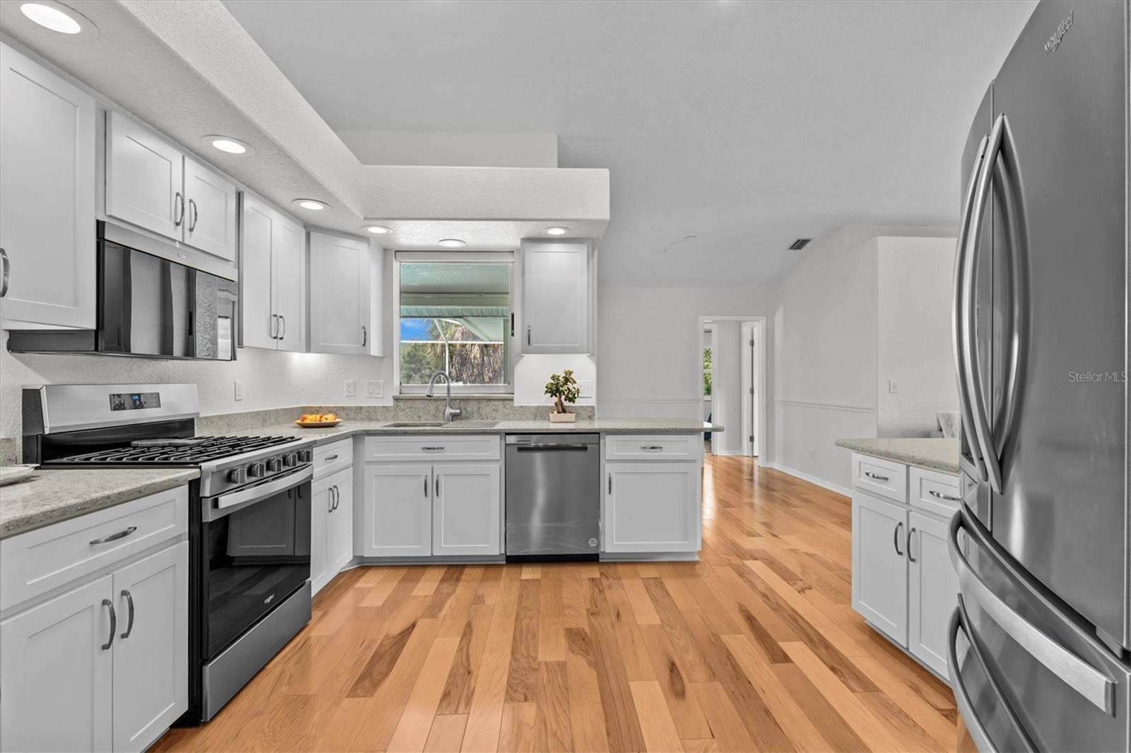 Image 13 of 49 For 913 Oakview Road
