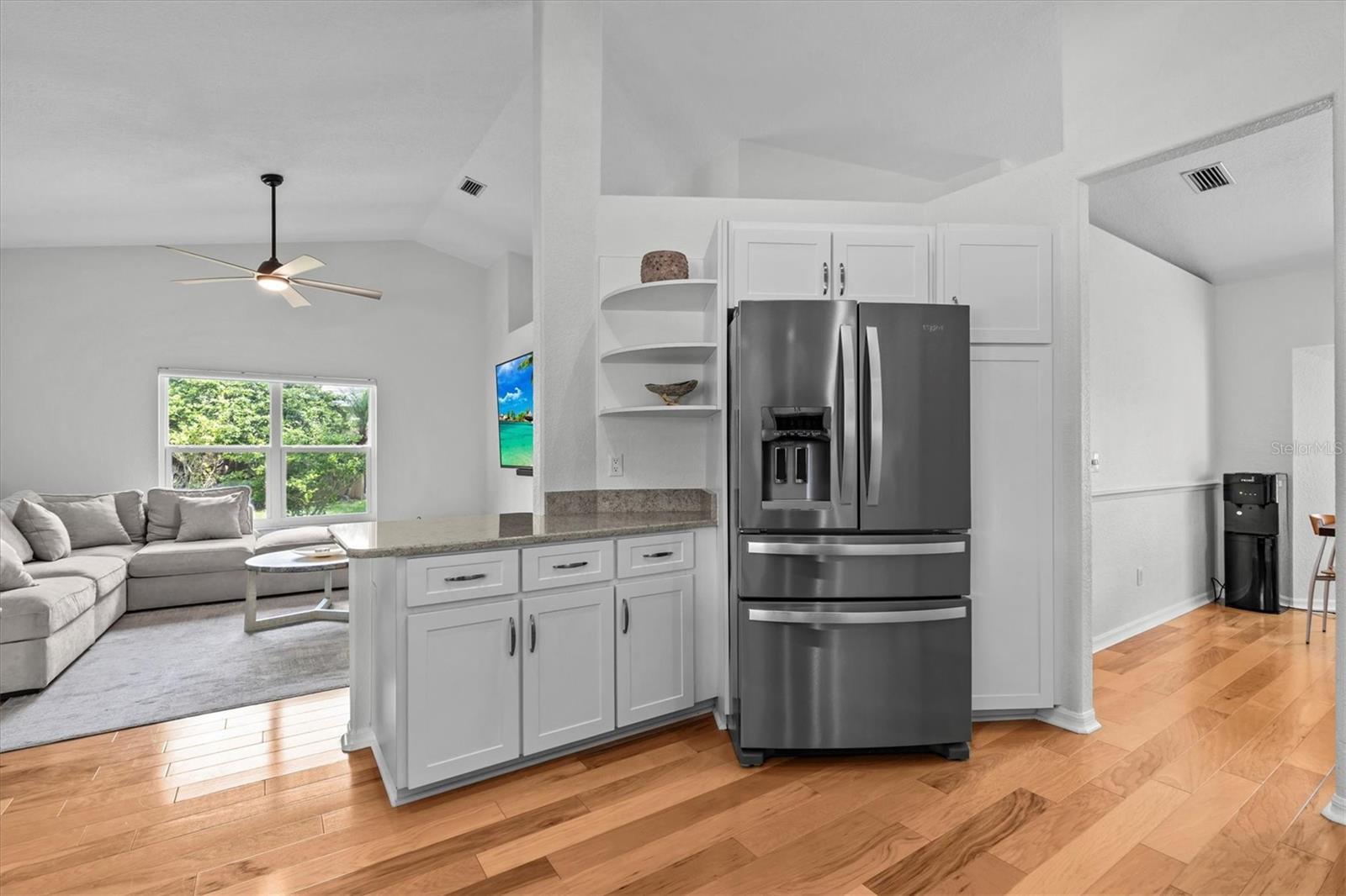 Image 15 of 49 For 913 Oakview Road
