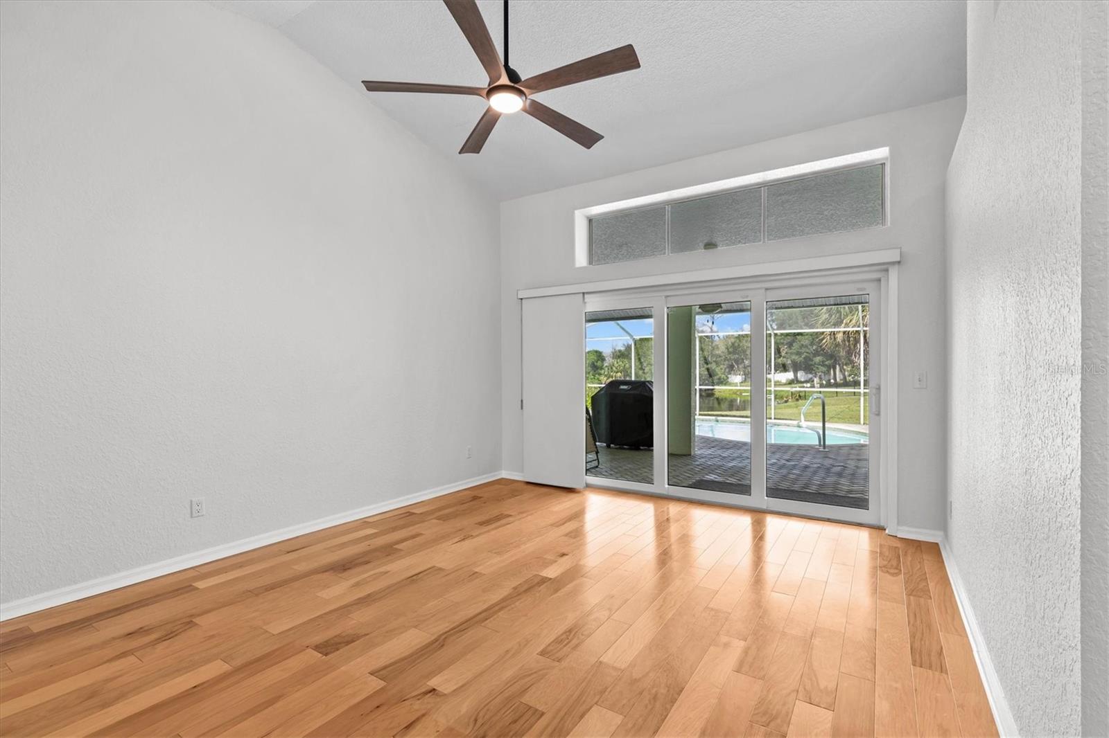 Image 18 of 49 For 913 Oakview Road