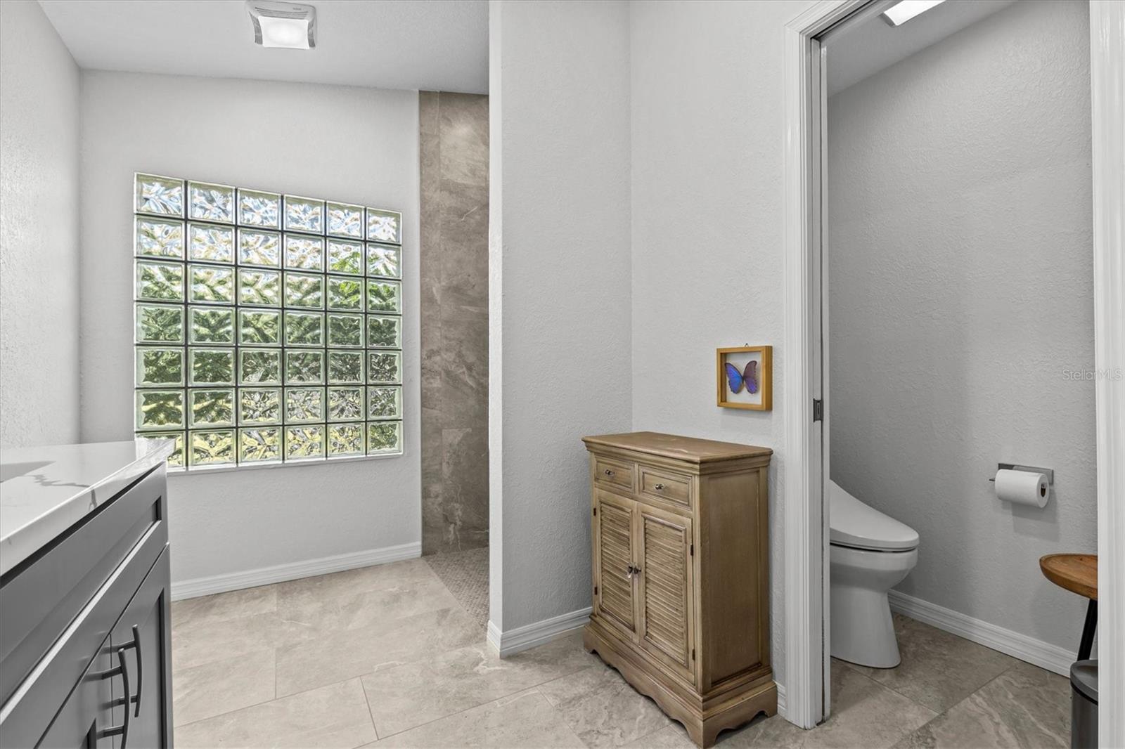 Image 24 of 49 For 913 Oakview Road