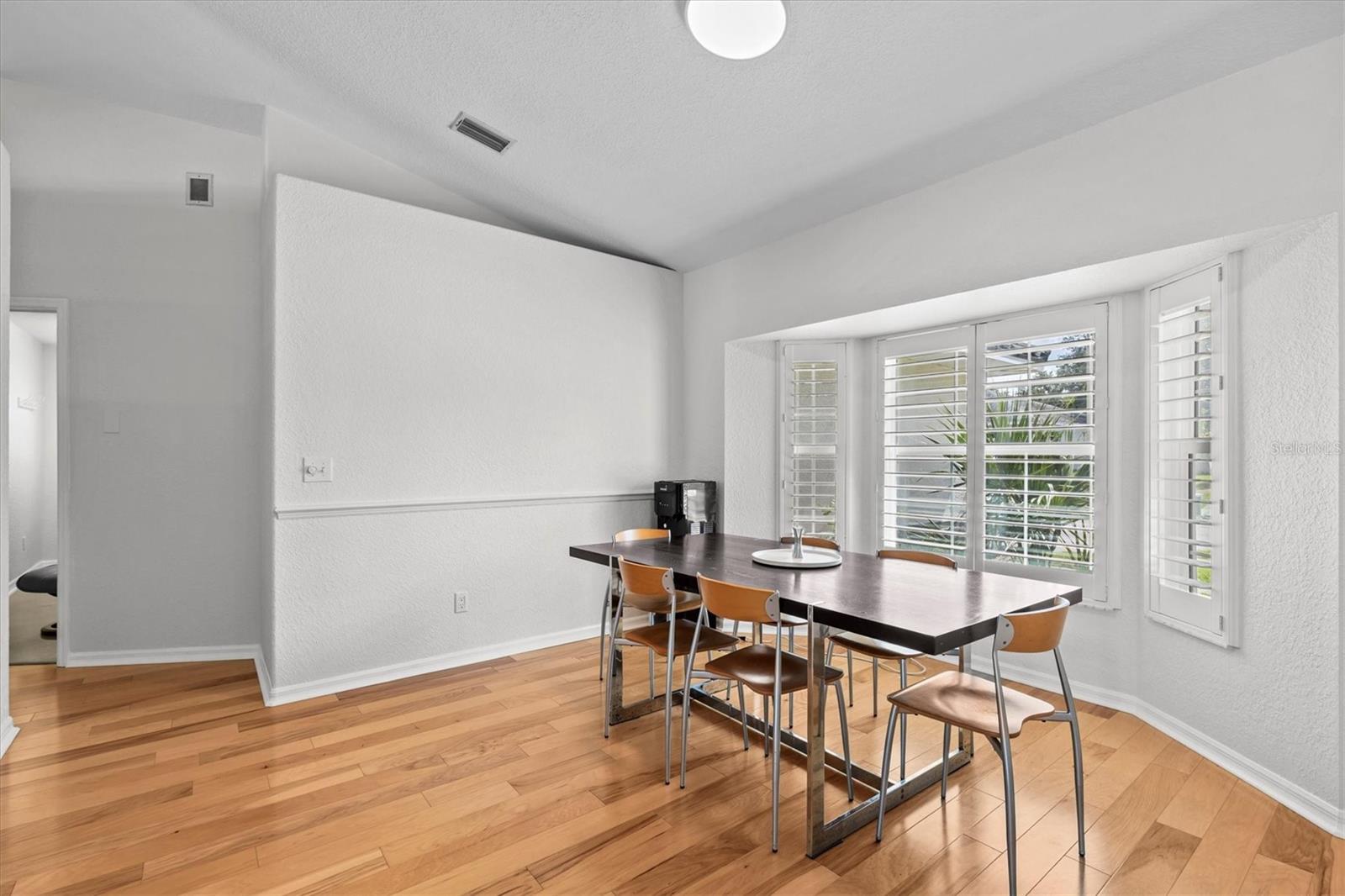 Image 7 of 49 For 913 Oakview Road