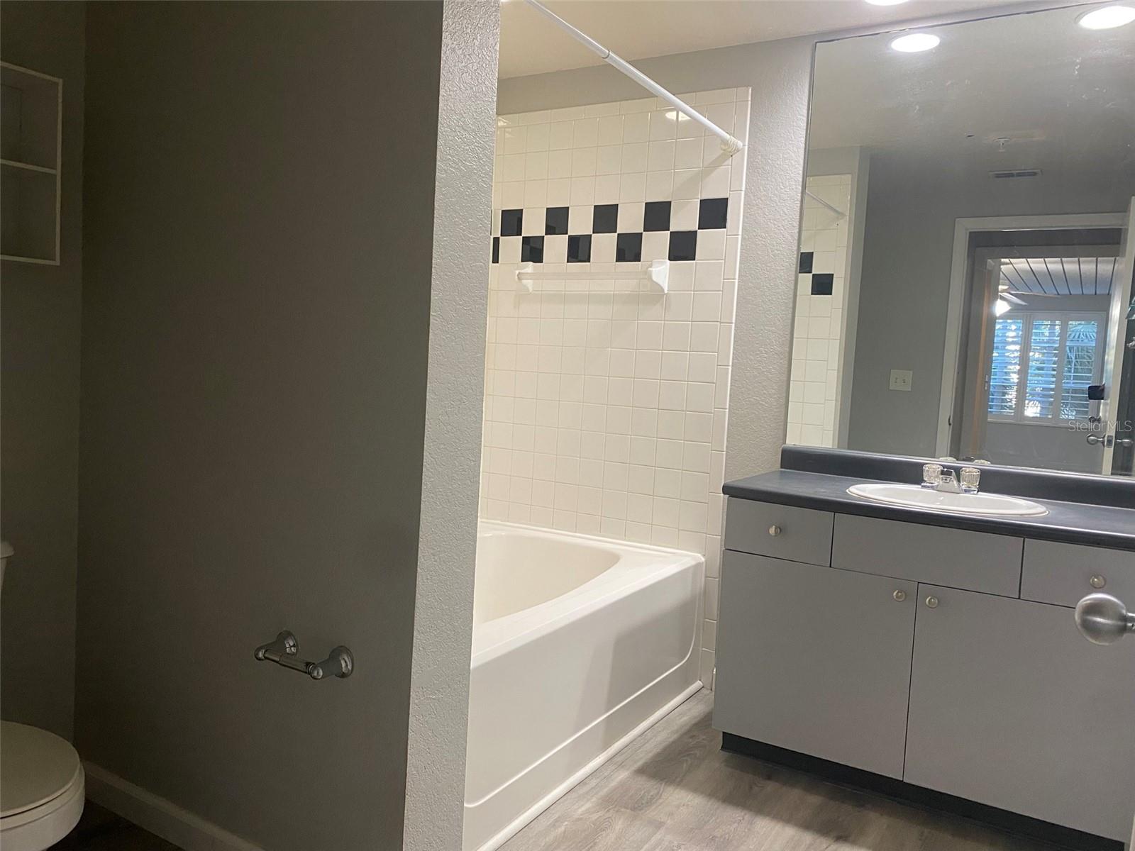 Image 6 of 14 For 520 Armenia Avenue 1228