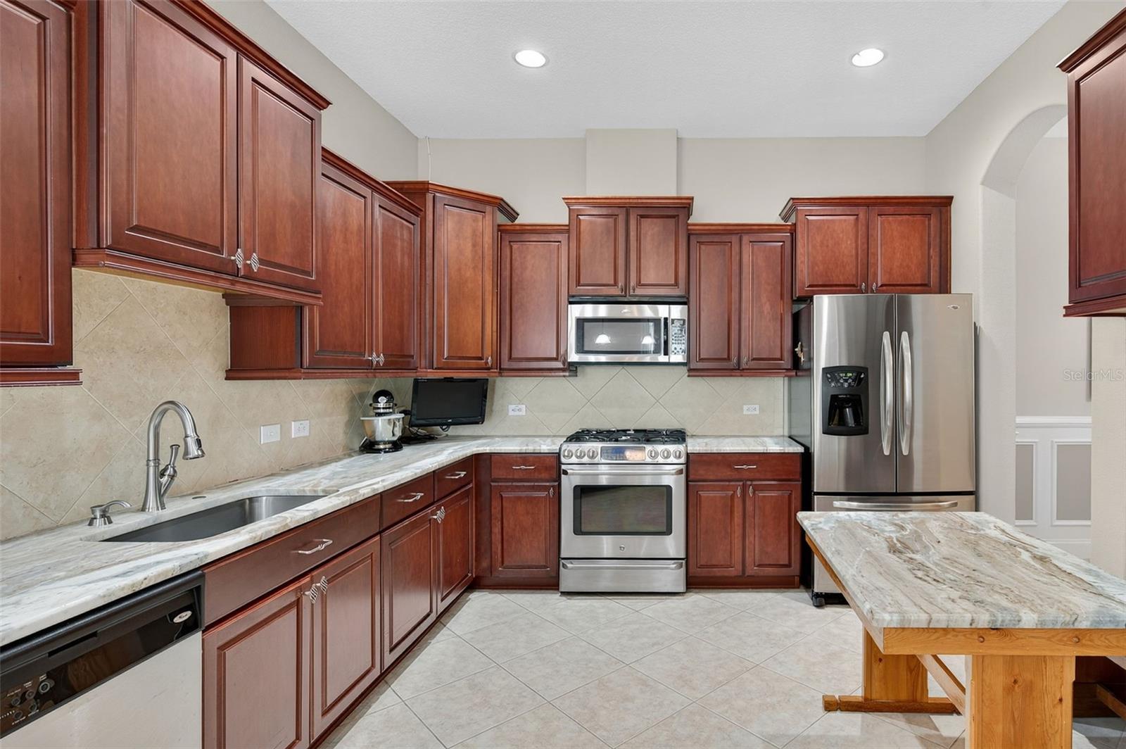 Image 23 of 43 For 2756 Devonoak Boulevard