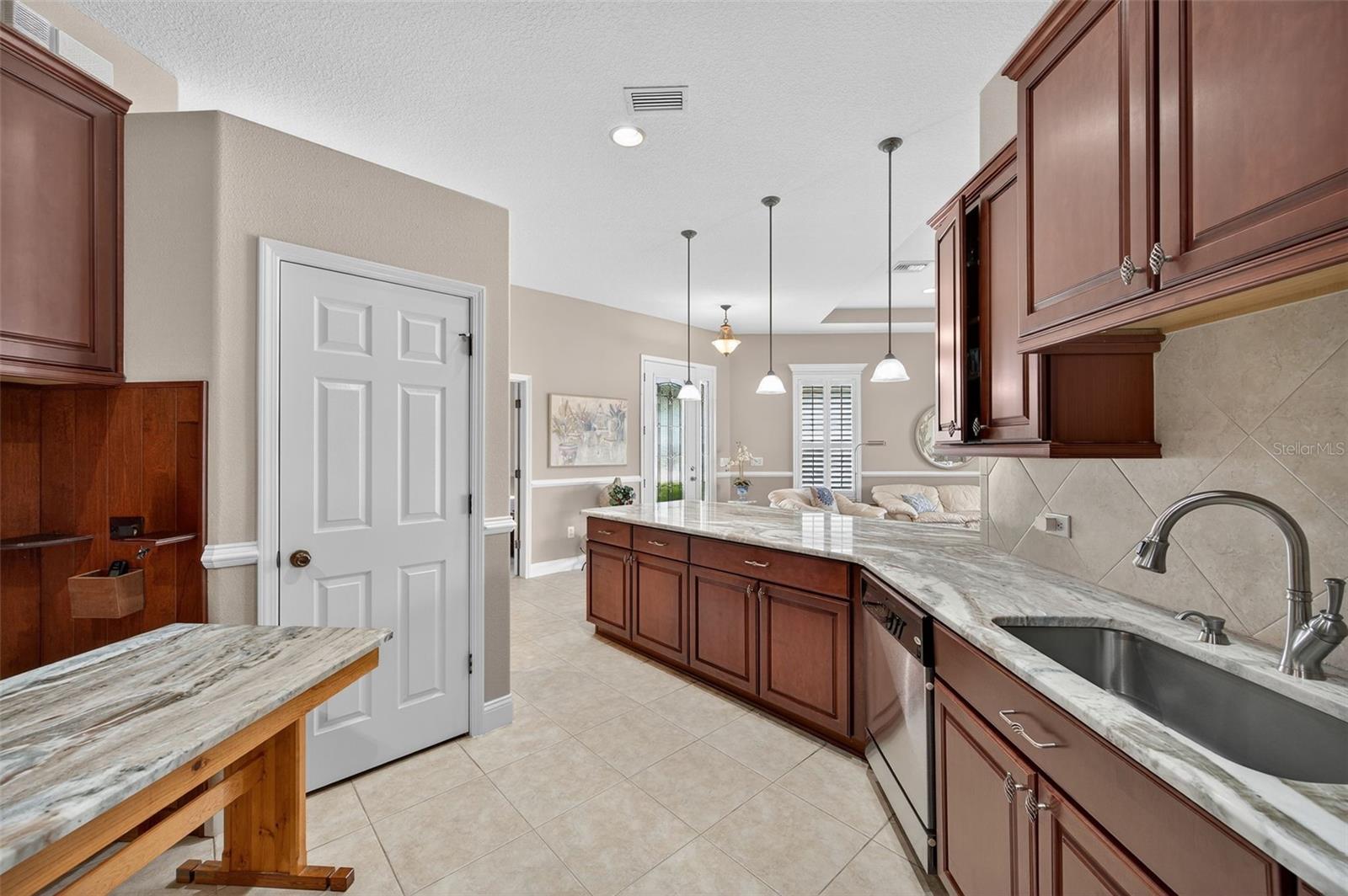 Image 25 of 43 For 2756 Devonoak Boulevard