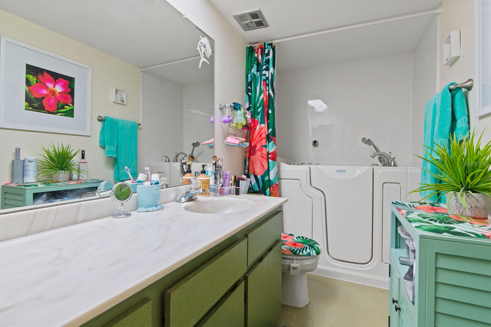 Image 17 of 39 For 420 64th Avenue 202