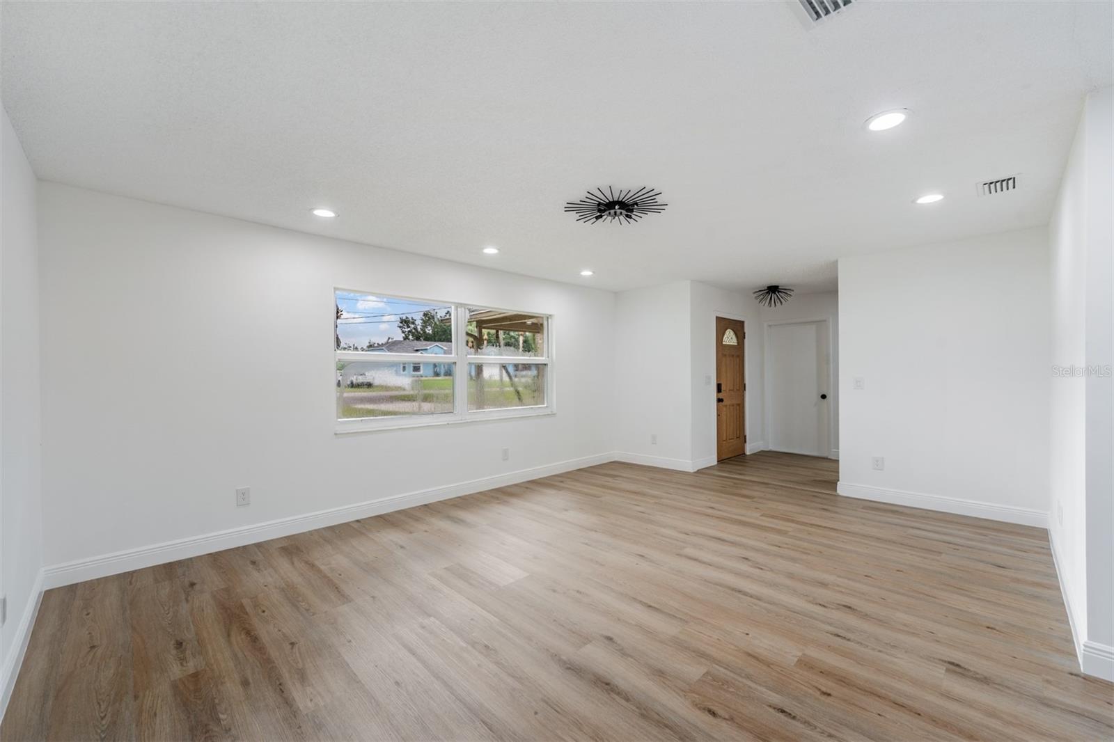 Image 4 of 32 For 9504 Cluster Avenue