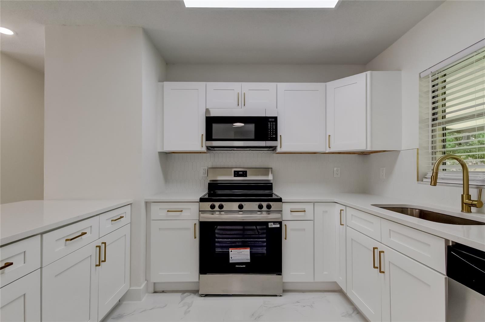 Listing photo id 2 for 4817 97th Avenue
