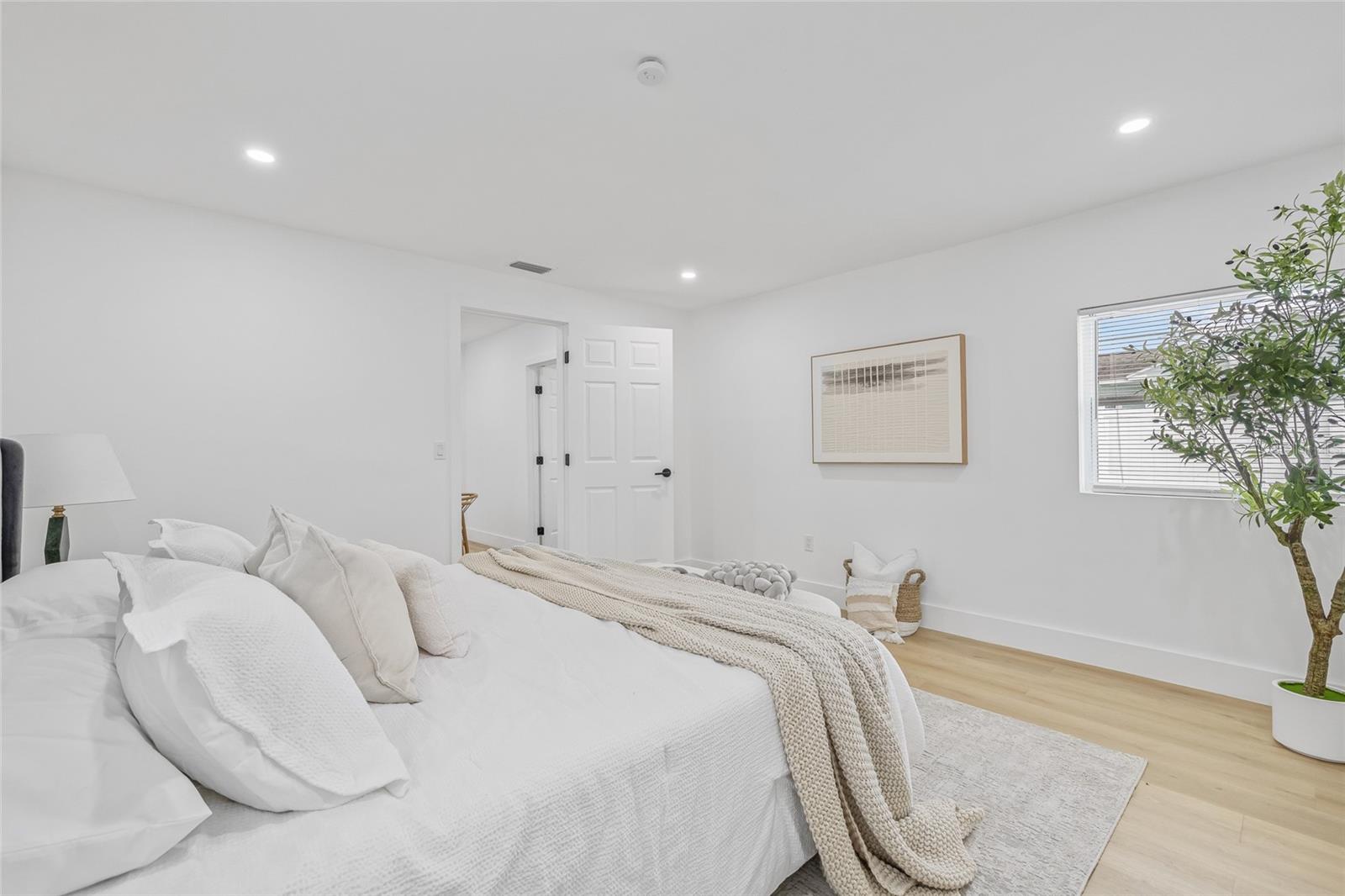 Image 16 of 34 For 4355 3rd Avenue N