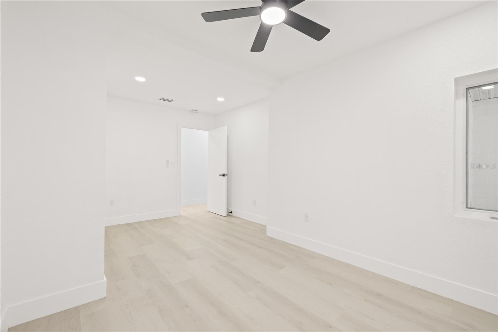 Image 33 of 49 For 4822 Bay Court Avenue