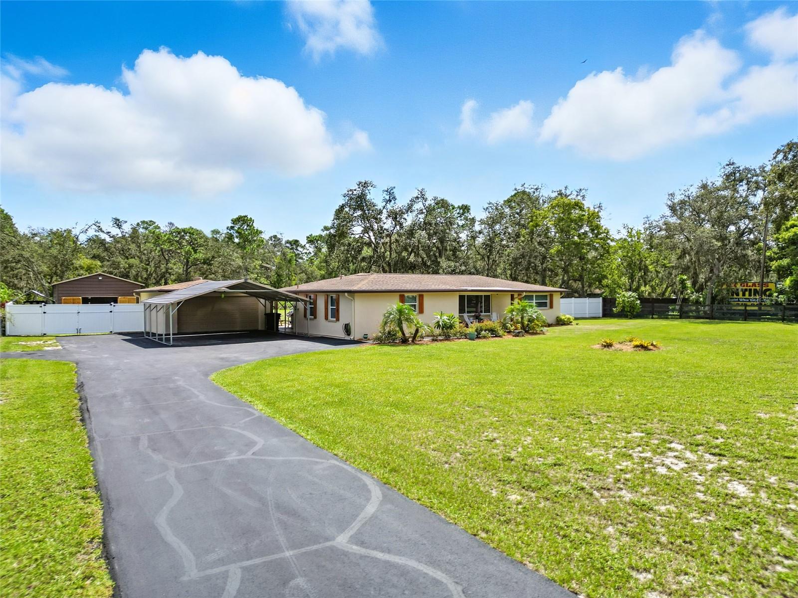 Listing photo id 0 for 8248 Tanglewood Drive