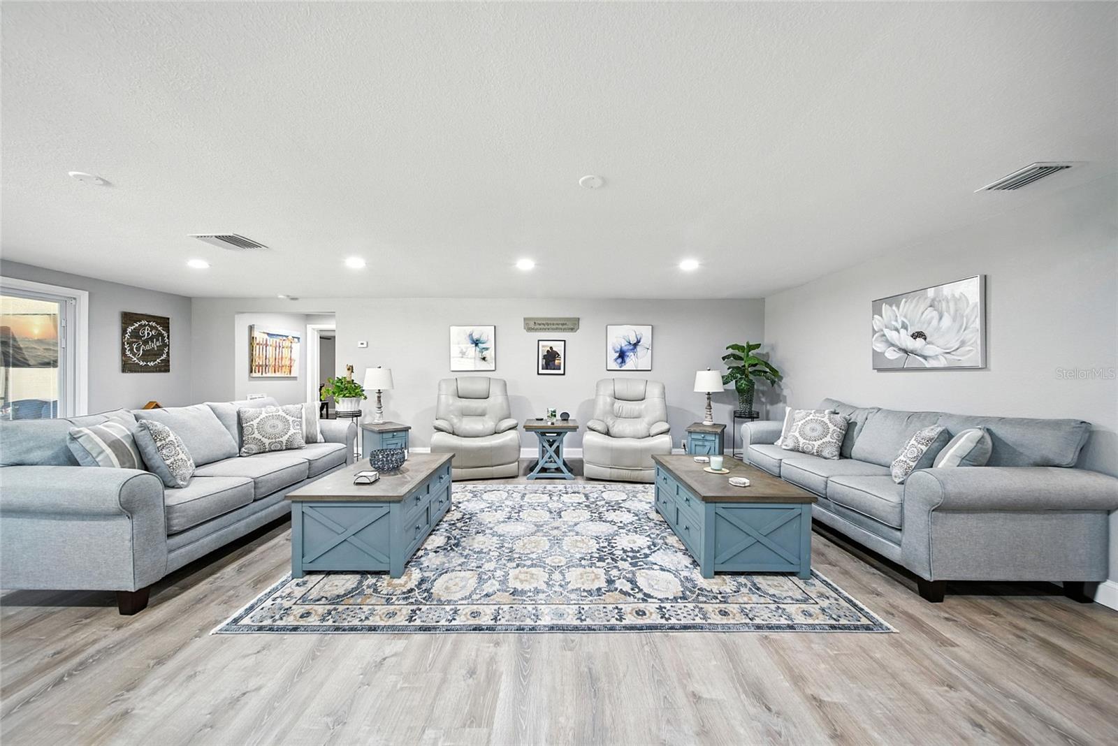 Listing photo id 3 for 8248 Tanglewood Drive