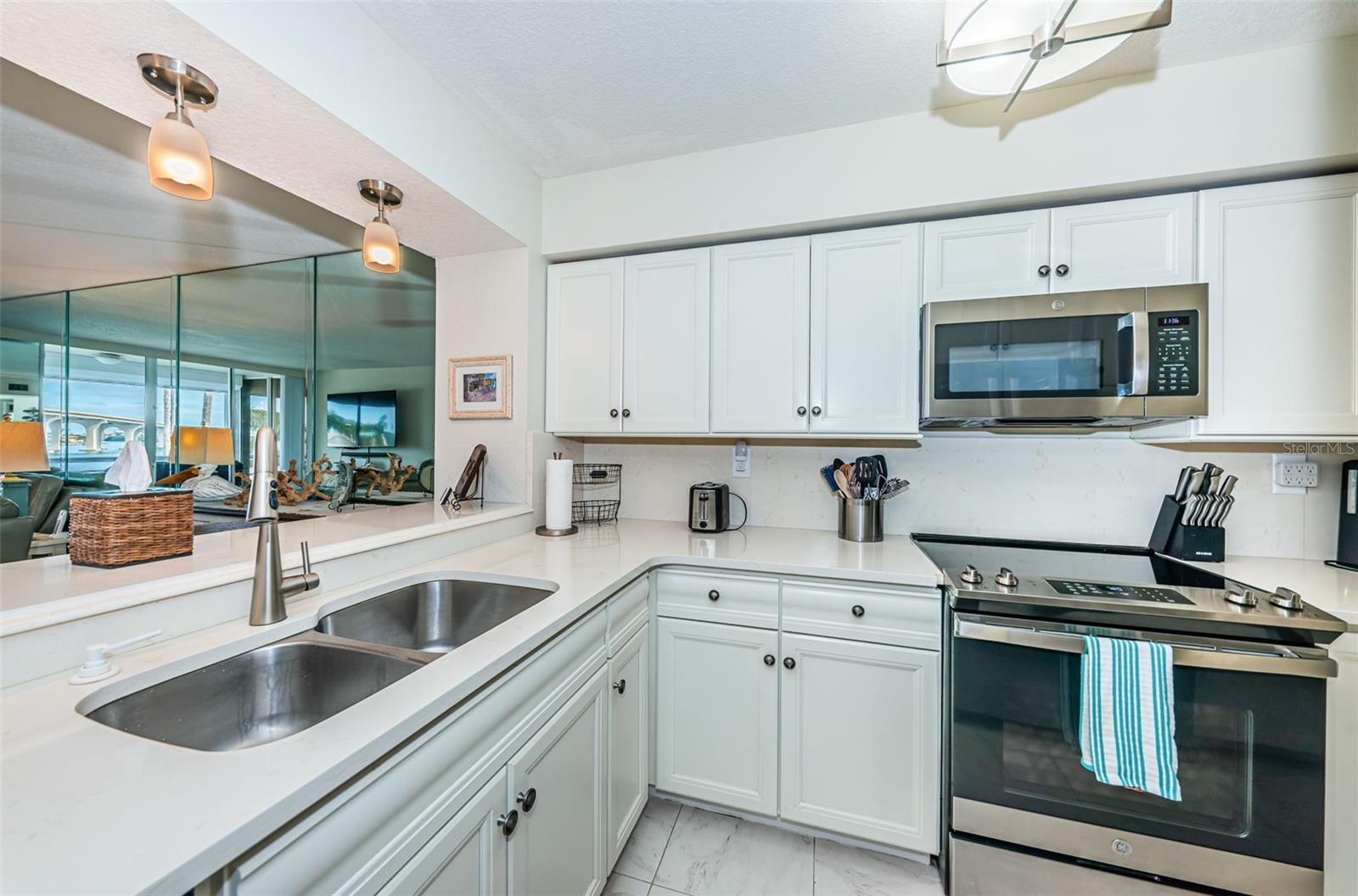 Image 8 of 48 For 5901 Bahia Del Mar Circle 321