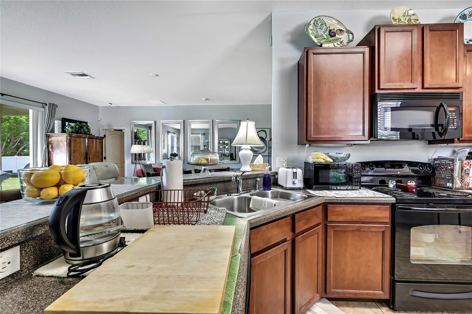 Listing photo id 9 for 6405 Twin Bridges Drive