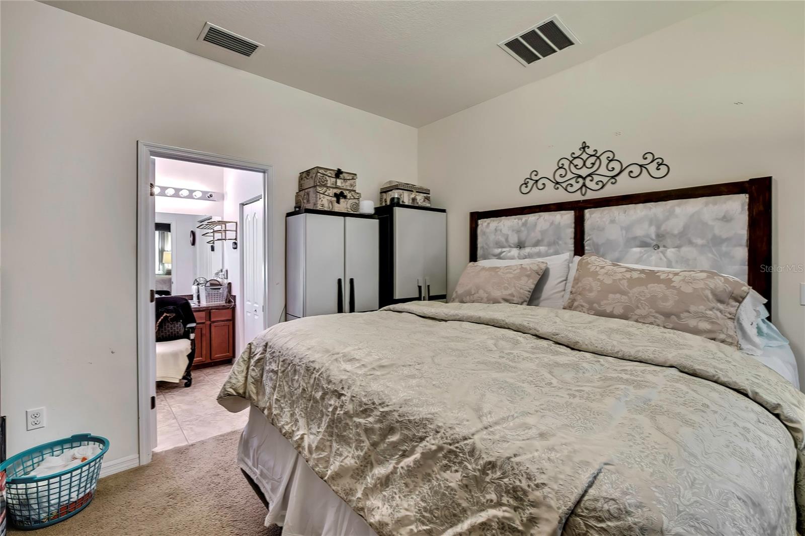 Listing photo id 12 for 6405 Twin Bridges Drive