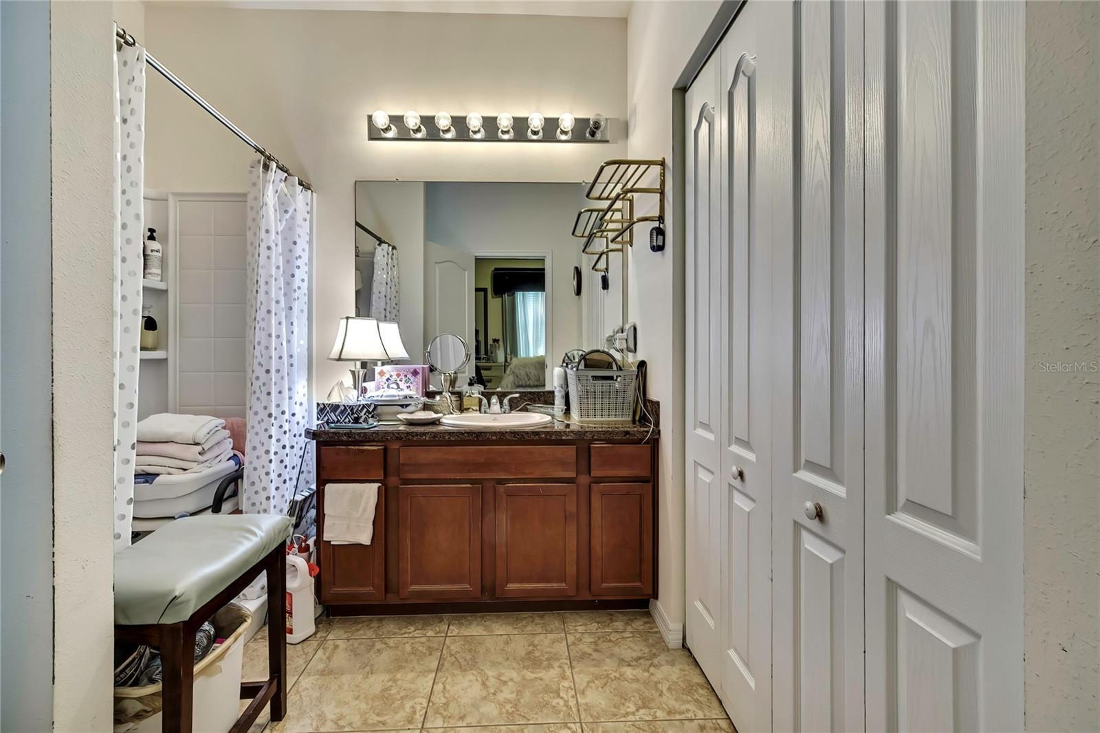 Listing photo id 13 for 6405 Twin Bridges Drive