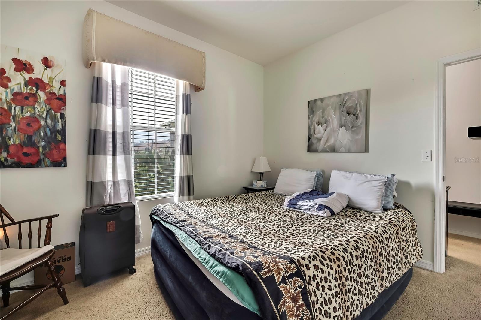 Listing photo id 15 for 6405 Twin Bridges Drive