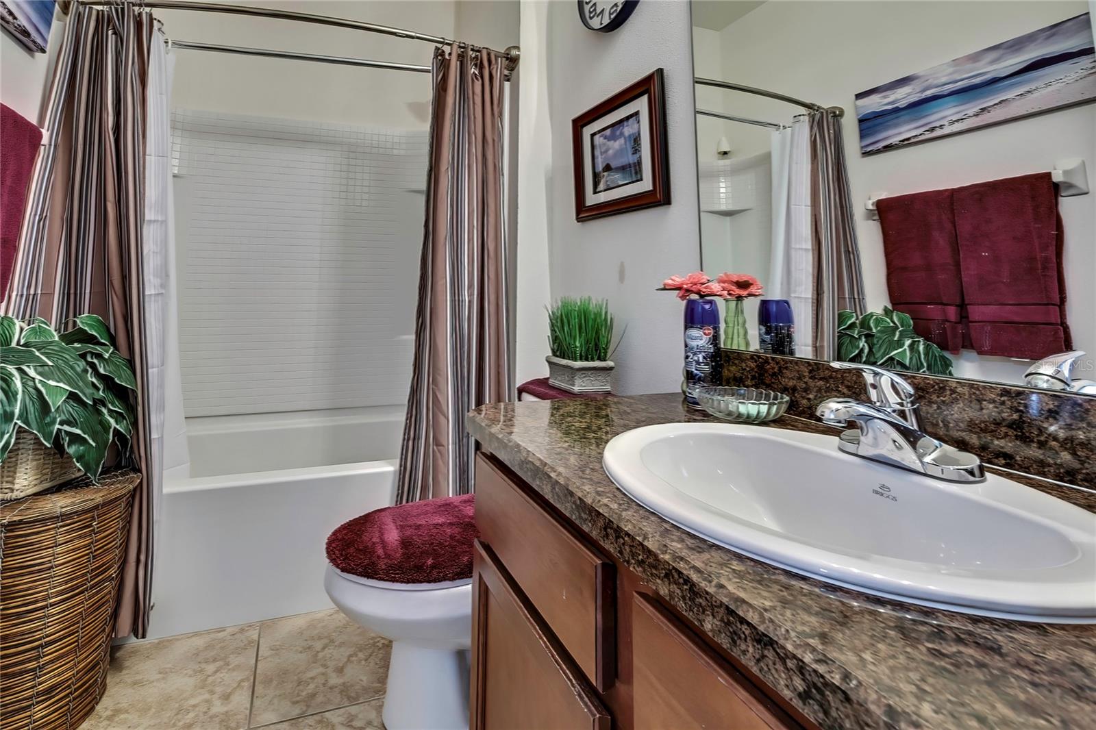 Listing photo id 17 for 6405 Twin Bridges Drive