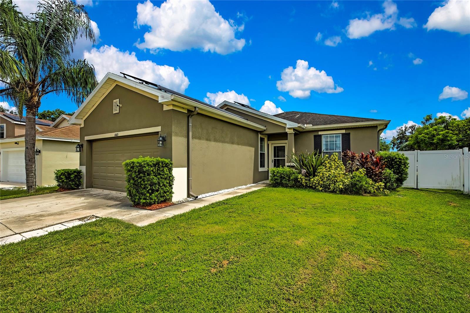 Listing photo id 0 for 6405 Twin Bridges Drive