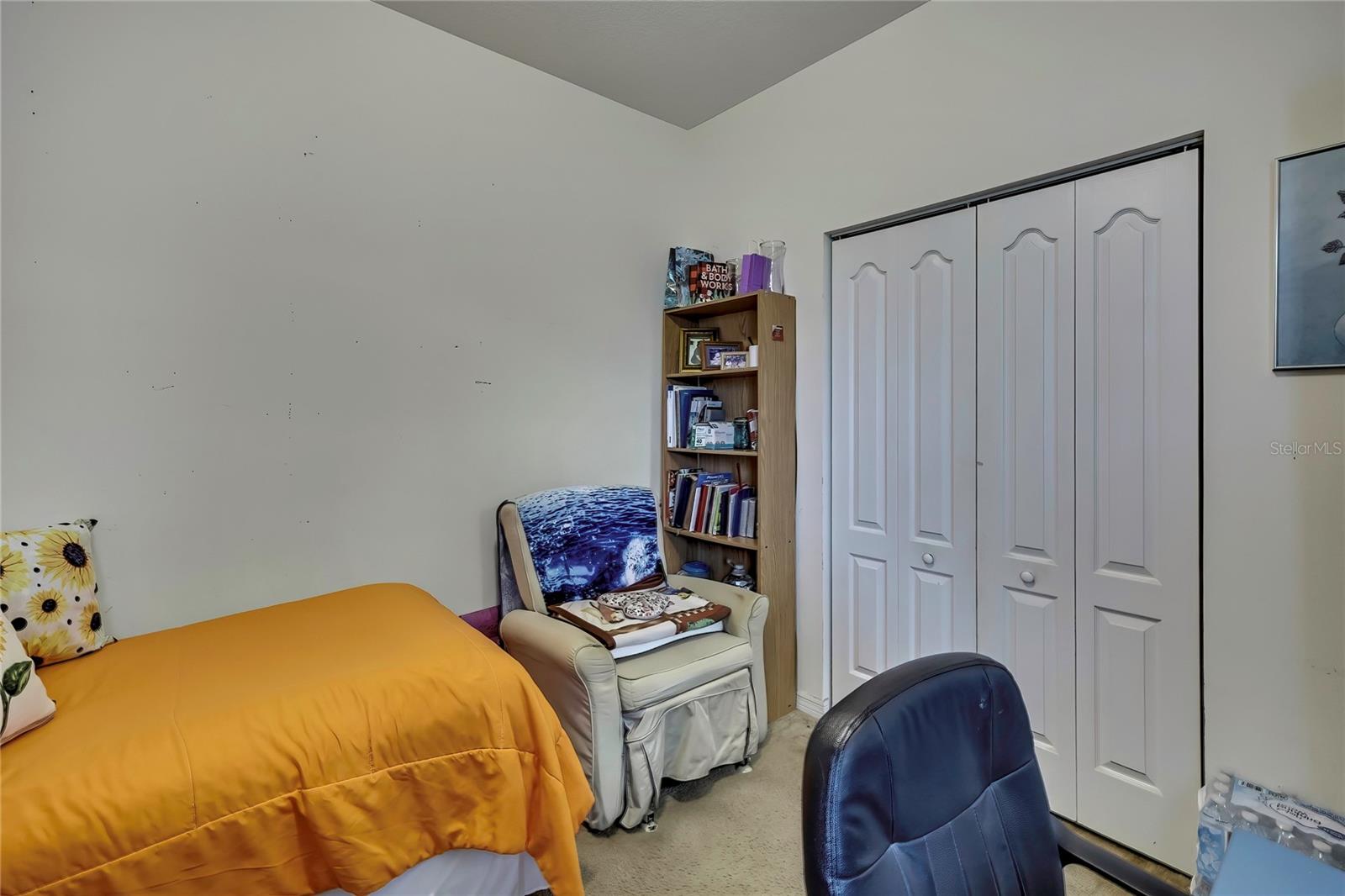 Listing photo id 18 for 6405 Twin Bridges Drive
