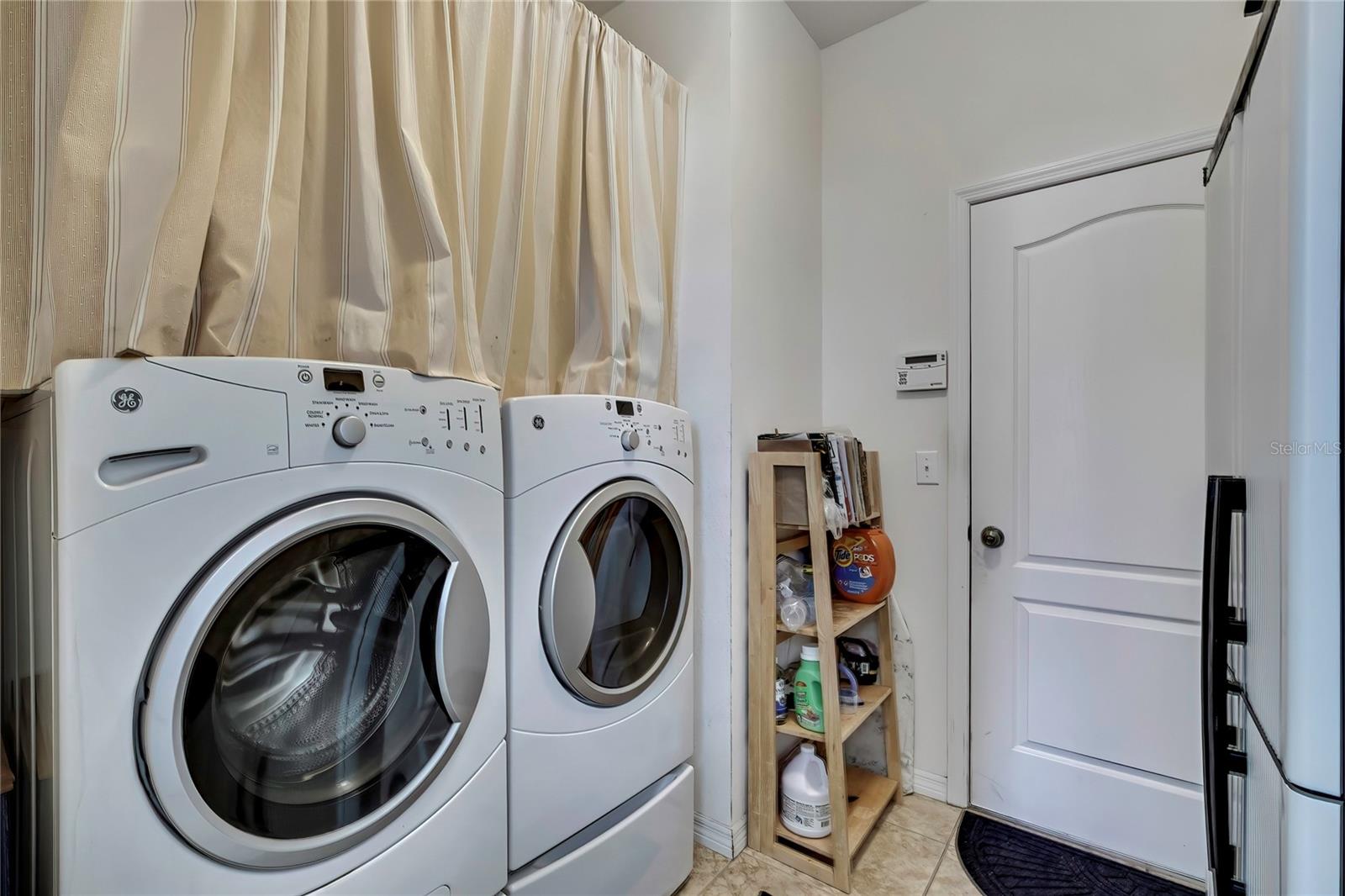 Listing photo id 19 for 6405 Twin Bridges Drive