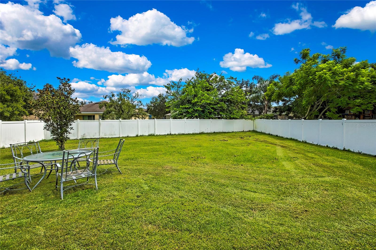 Listing photo id 21 for 6405 Twin Bridges Drive