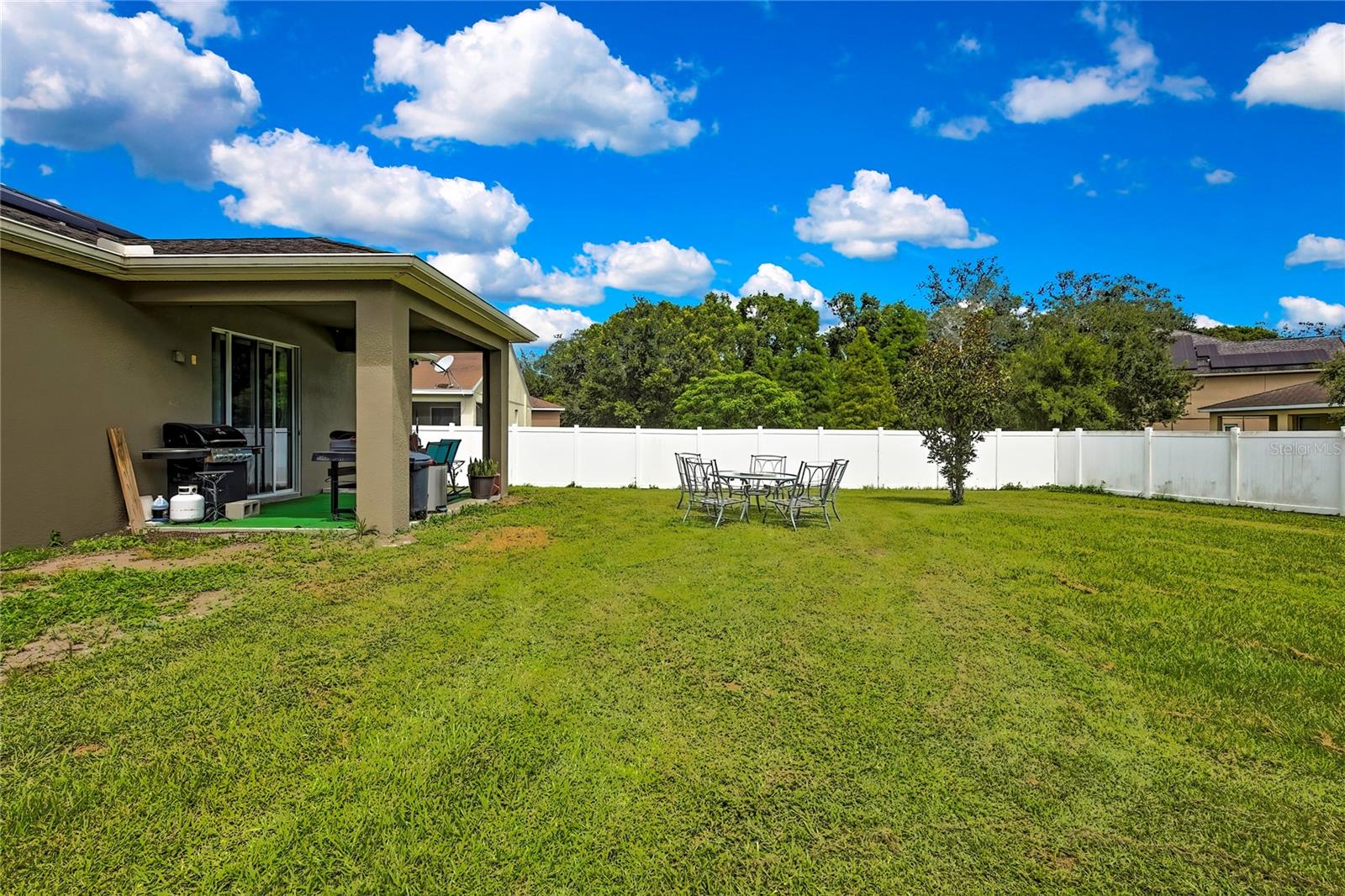 Listing photo id 22 for 6405 Twin Bridges Drive