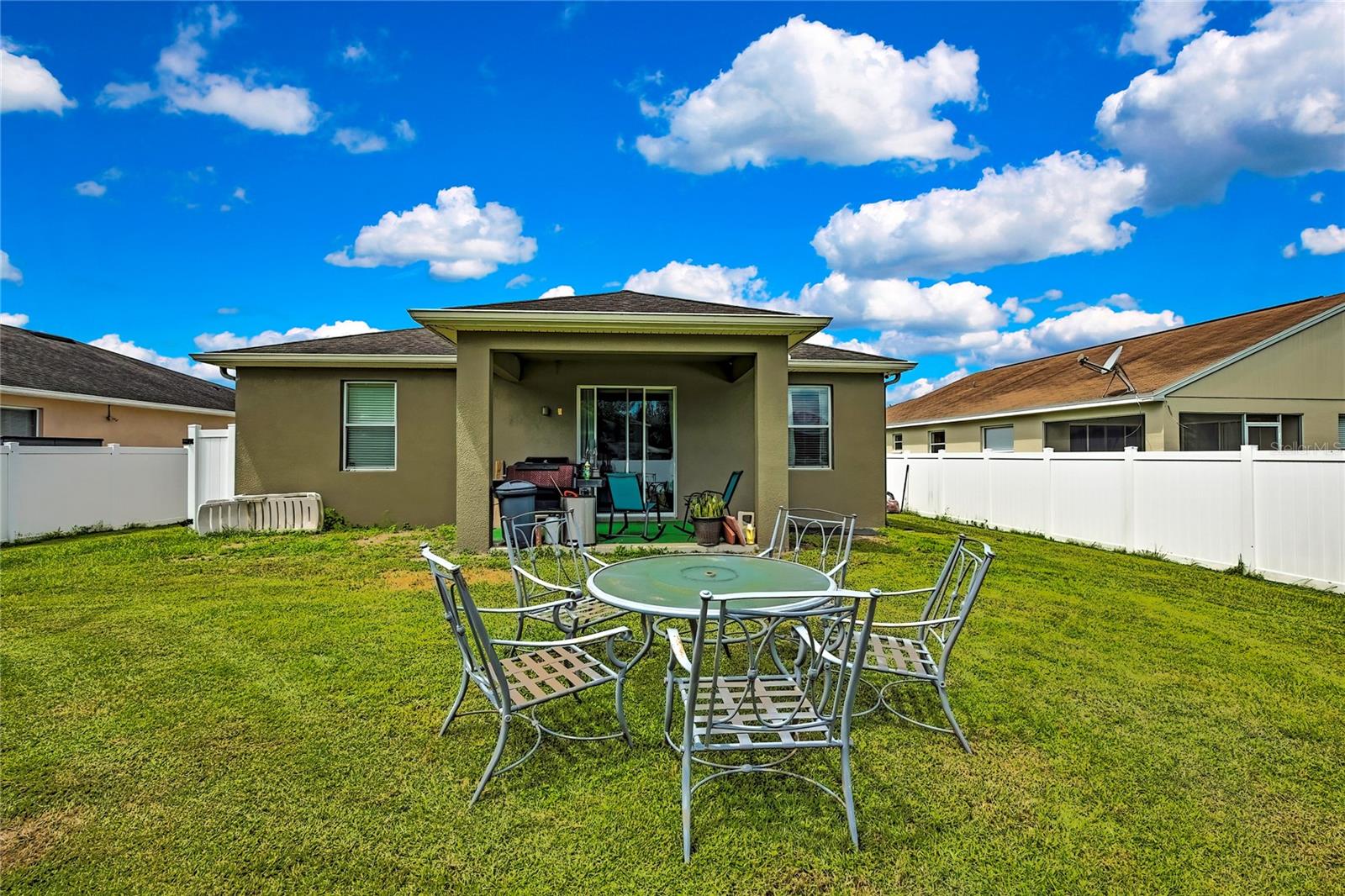 Listing photo id 23 for 6405 Twin Bridges Drive