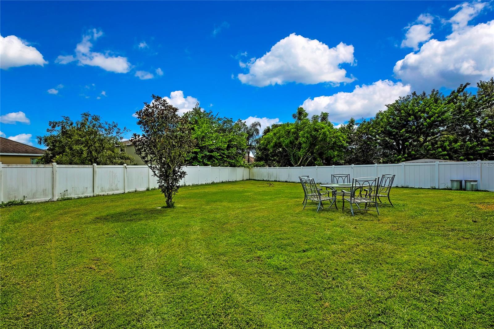 Listing photo id 25 for 6405 Twin Bridges Drive