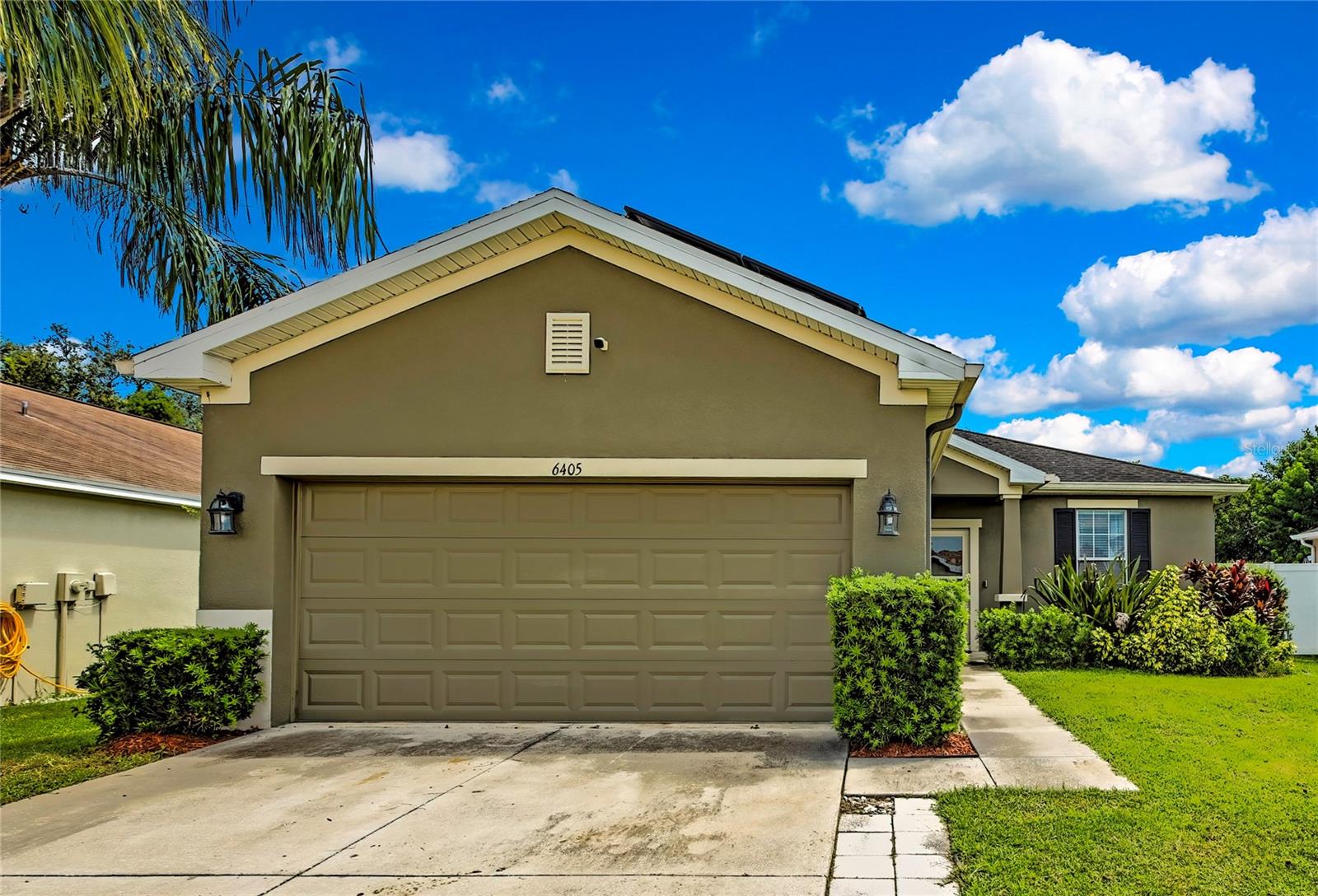 Listing photo id 2 for 6405 Twin Bridges Drive