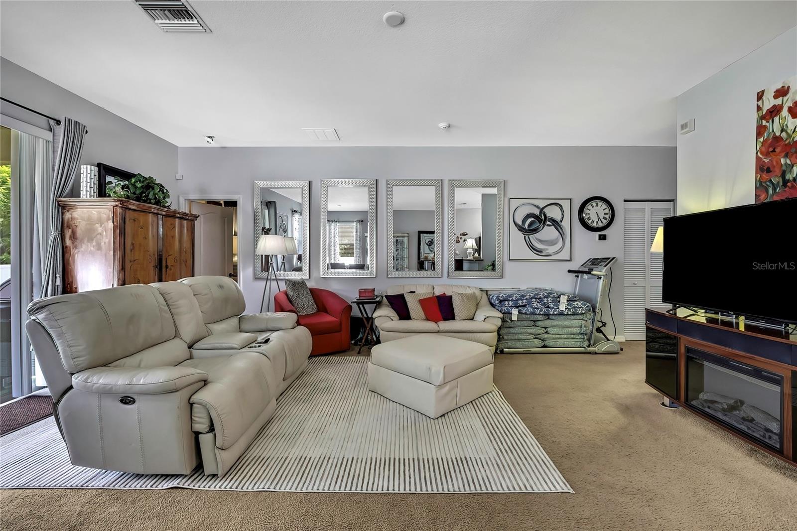 Listing photo id 5 for 6405 Twin Bridges Drive