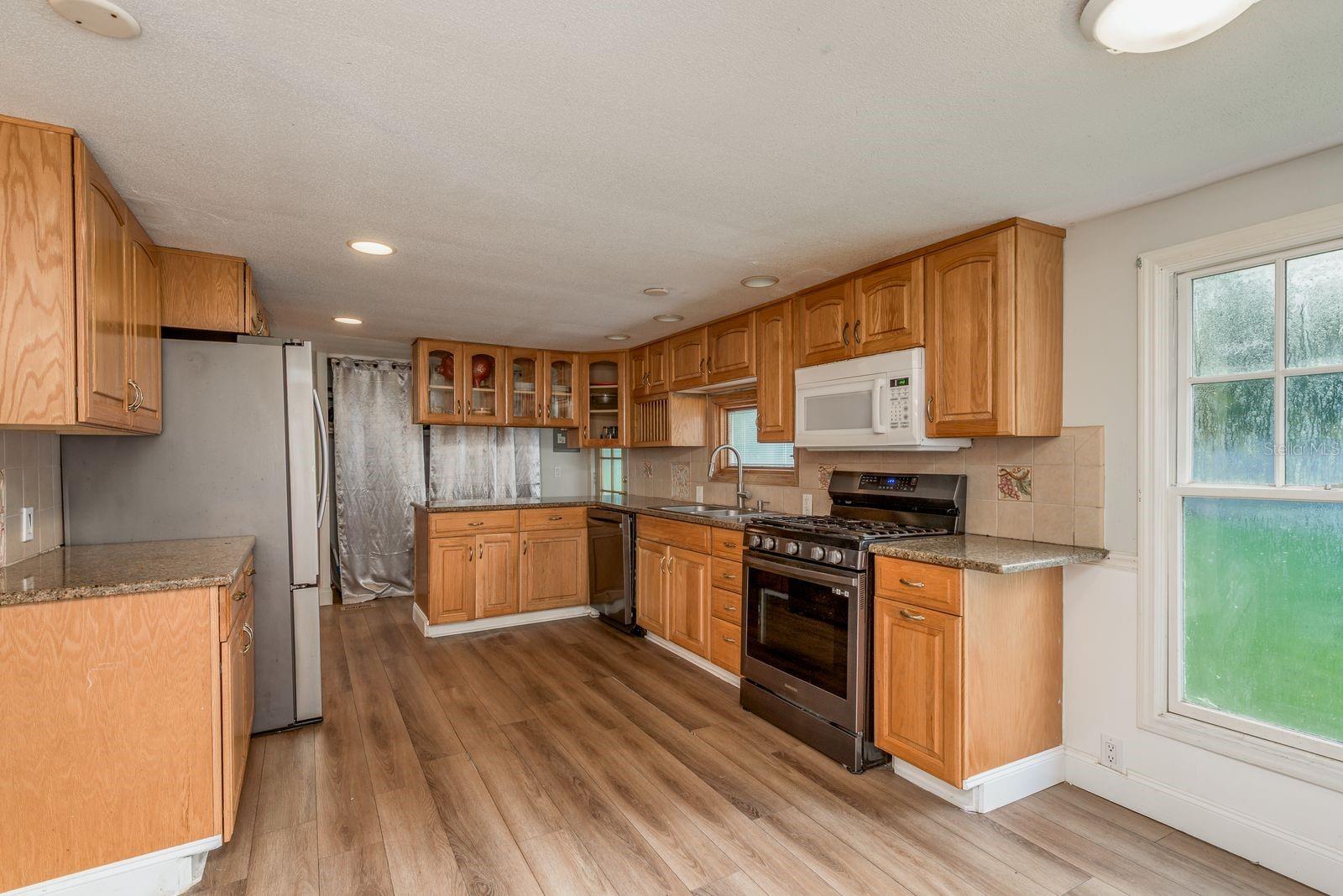 Listing photo id 8 for 6416 Candlewood Drive
