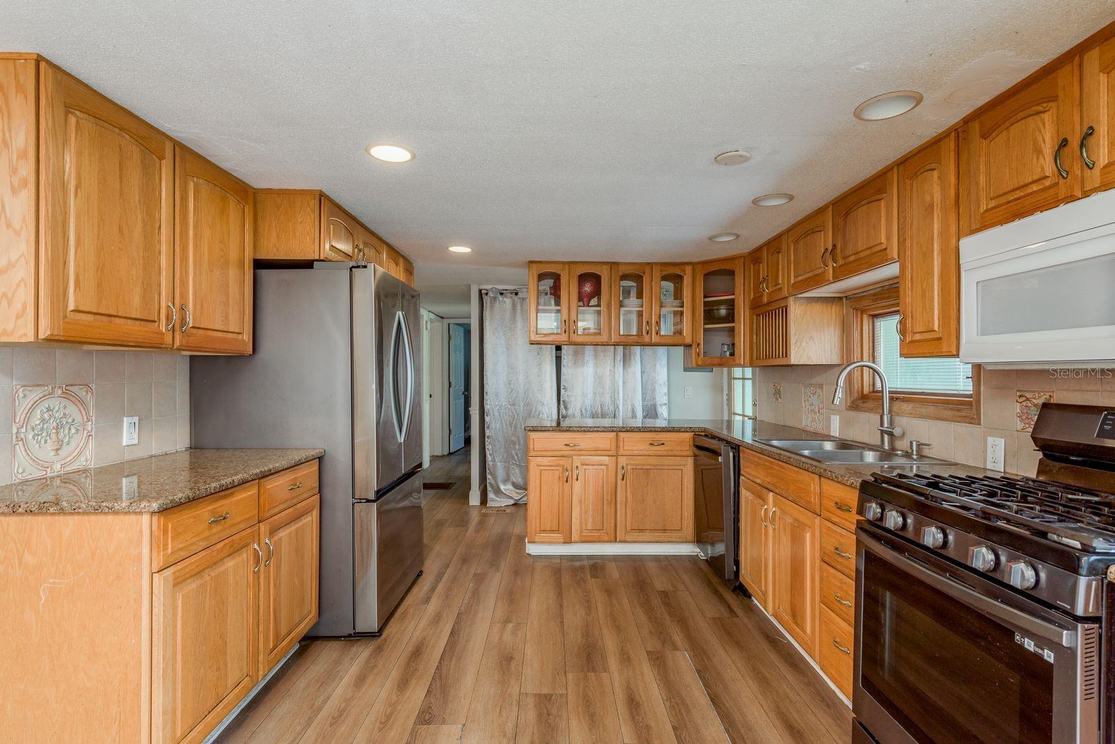 Listing photo id 9 for 6416 Candlewood Drive
