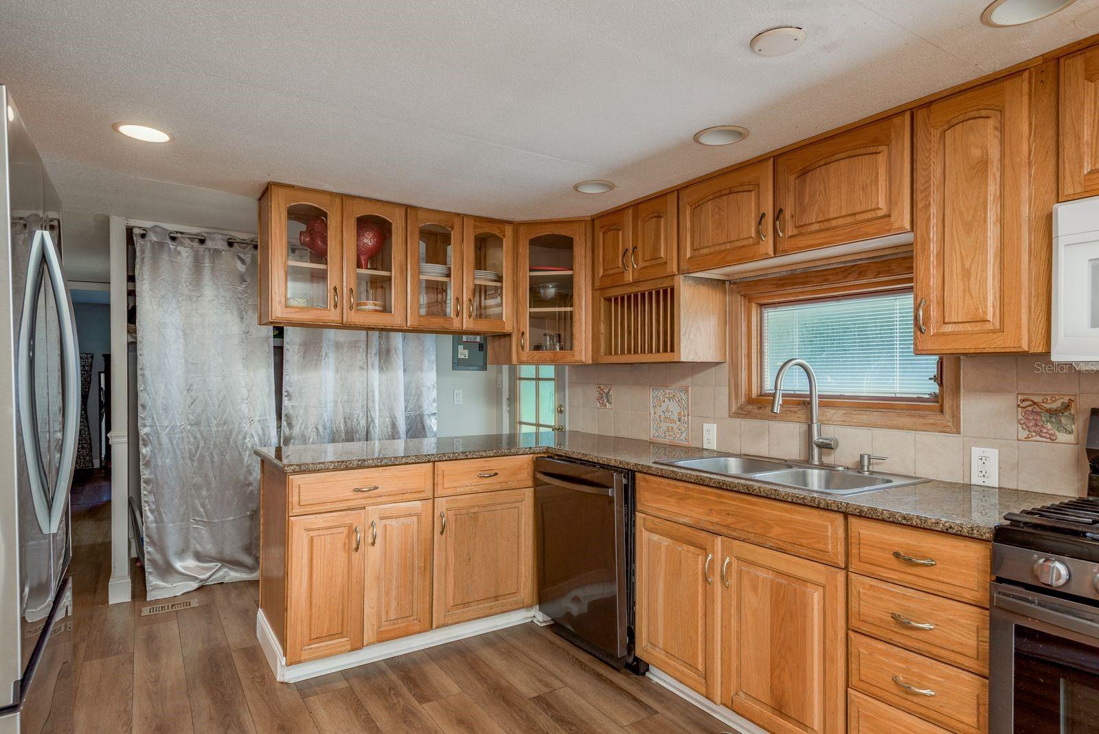 Listing photo id 10 for 6416 Candlewood Drive