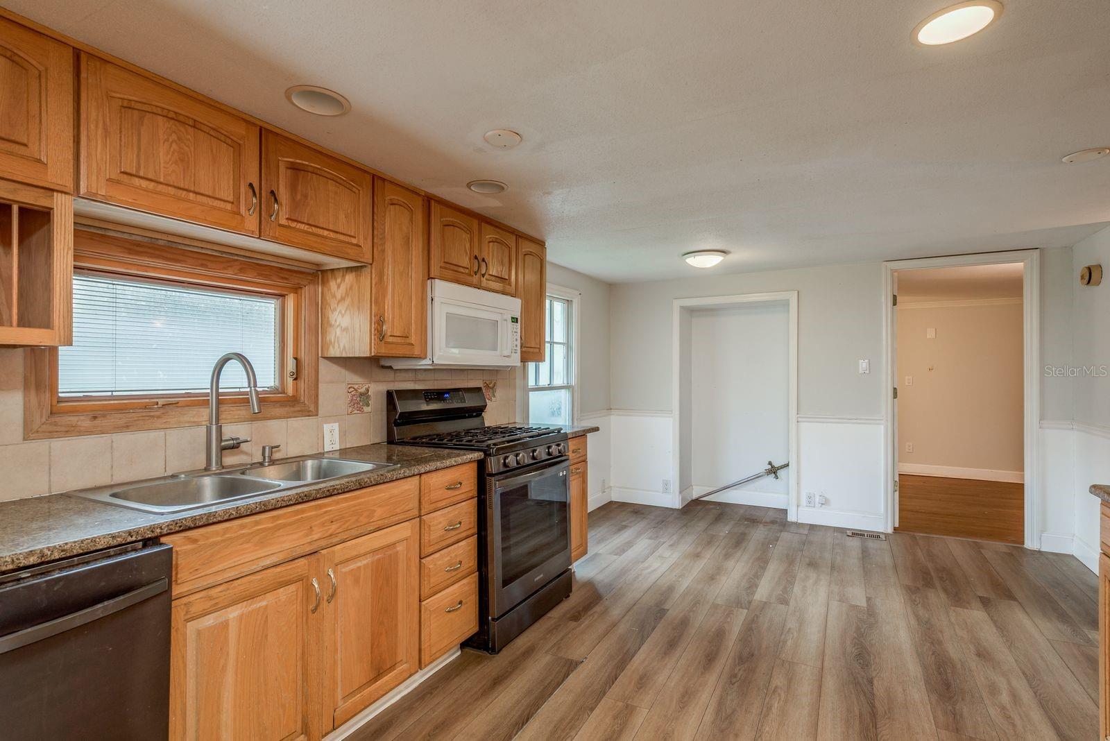 Listing photo id 11 for 6416 Candlewood Drive