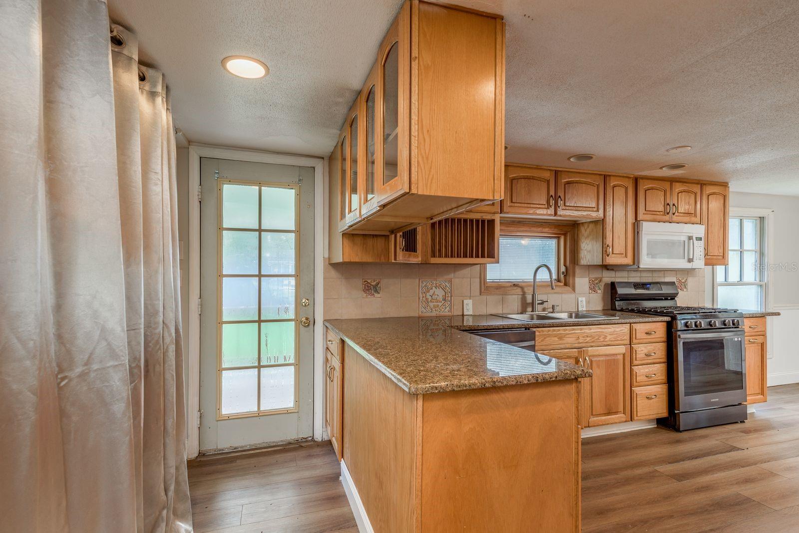 Listing photo id 12 for 6416 Candlewood Drive