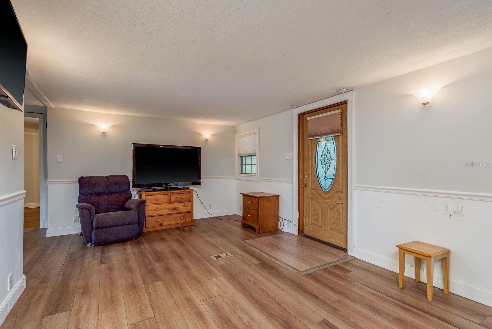Listing photo id 3 for 6416 Candlewood Drive