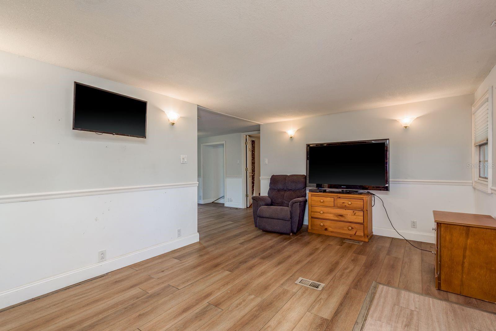 Listing photo id 4 for 6416 Candlewood Drive