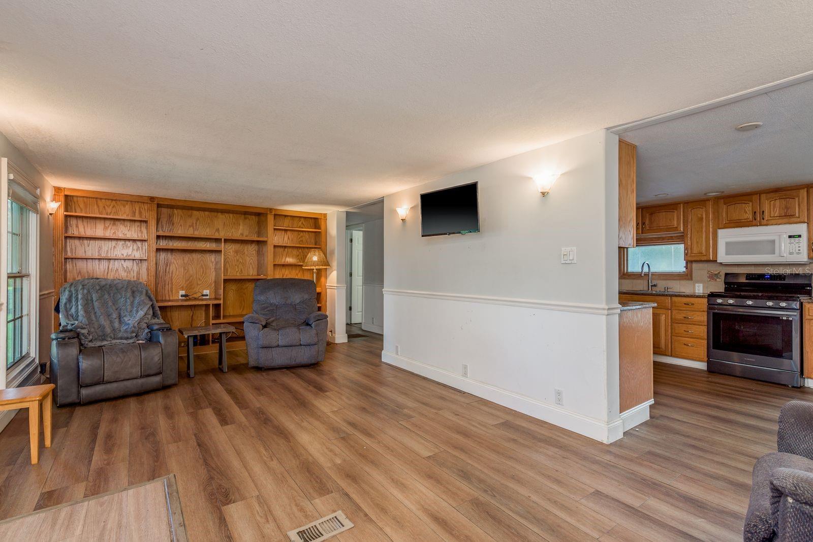 Listing photo id 5 for 6416 Candlewood Drive