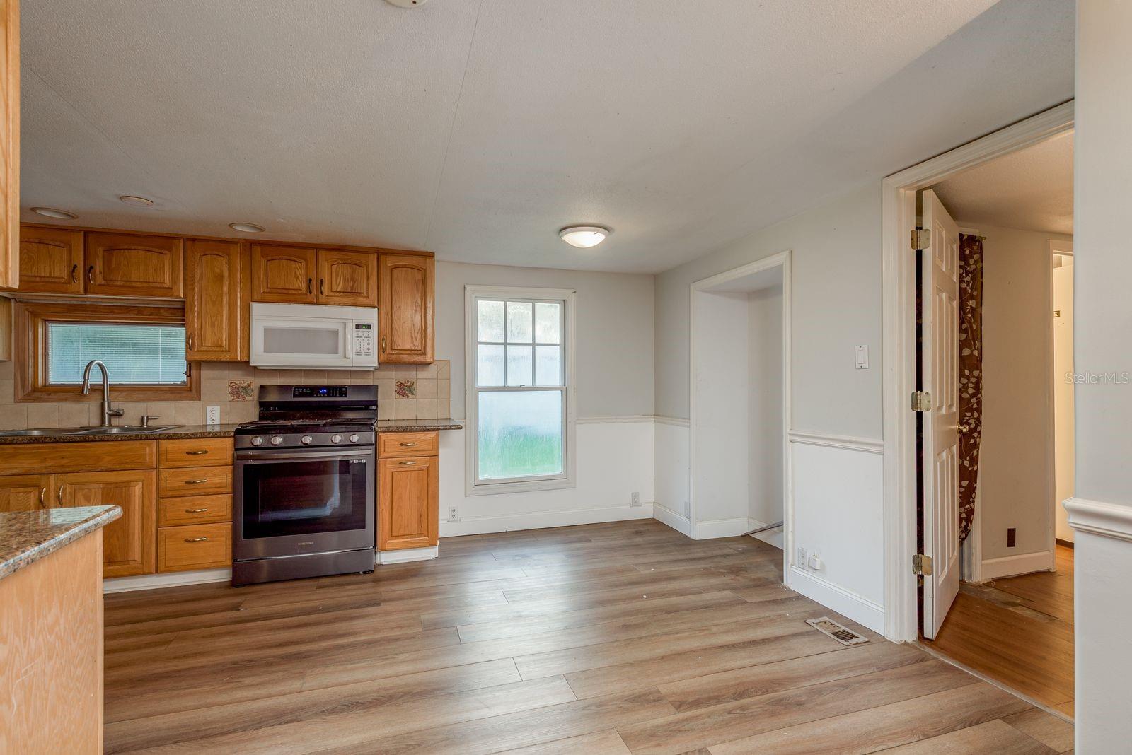 Listing photo id 7 for 6416 Candlewood Drive