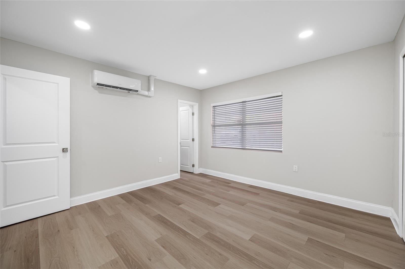 Image 12 of 17 For 140 Davis Boulevard 4