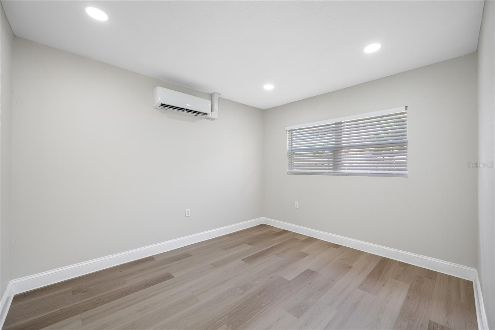 Image 16 of 17 For 140 Davis Boulevard 4
