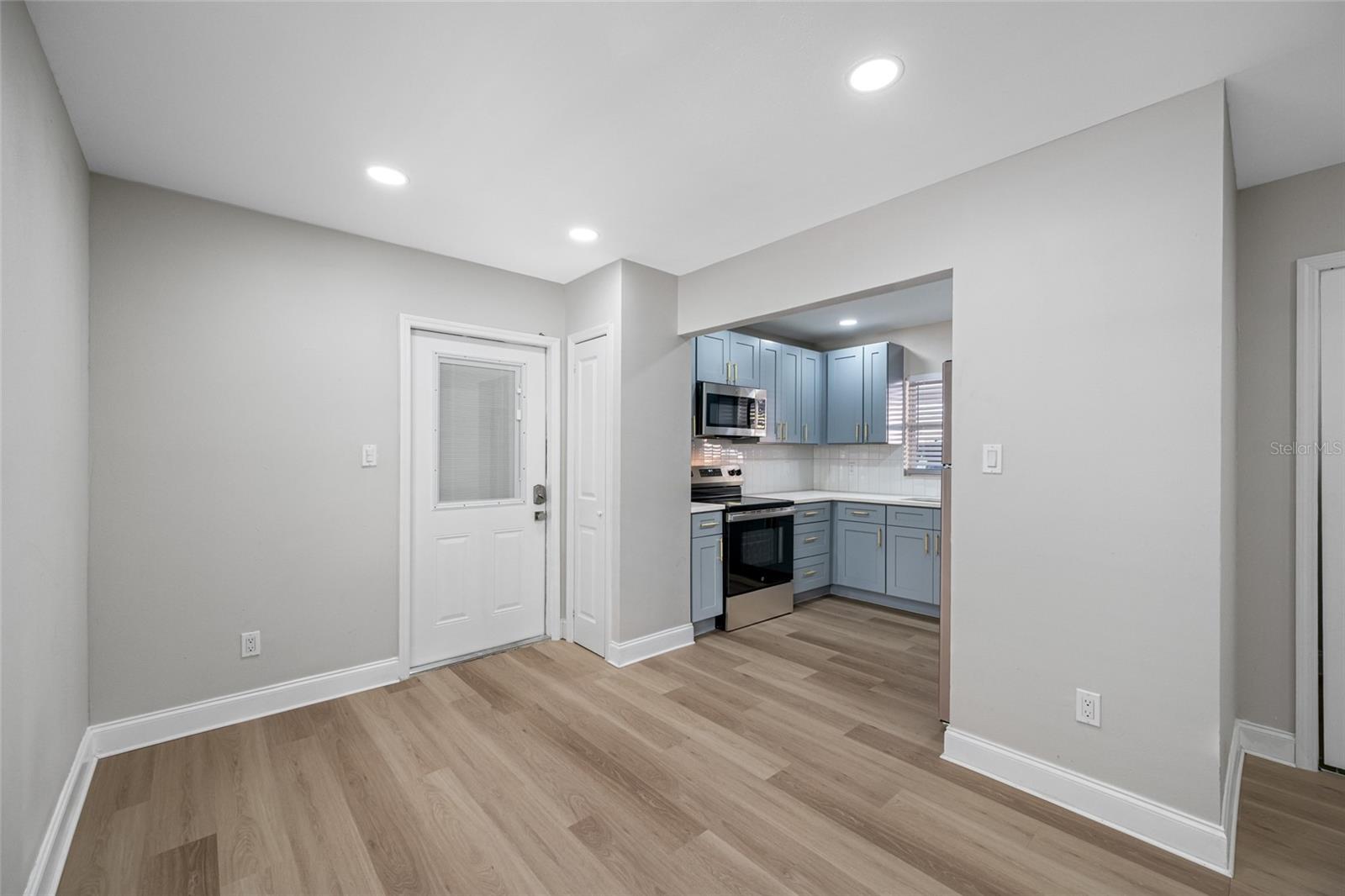 Image 7 of 17 For 140 Davis Boulevard 4