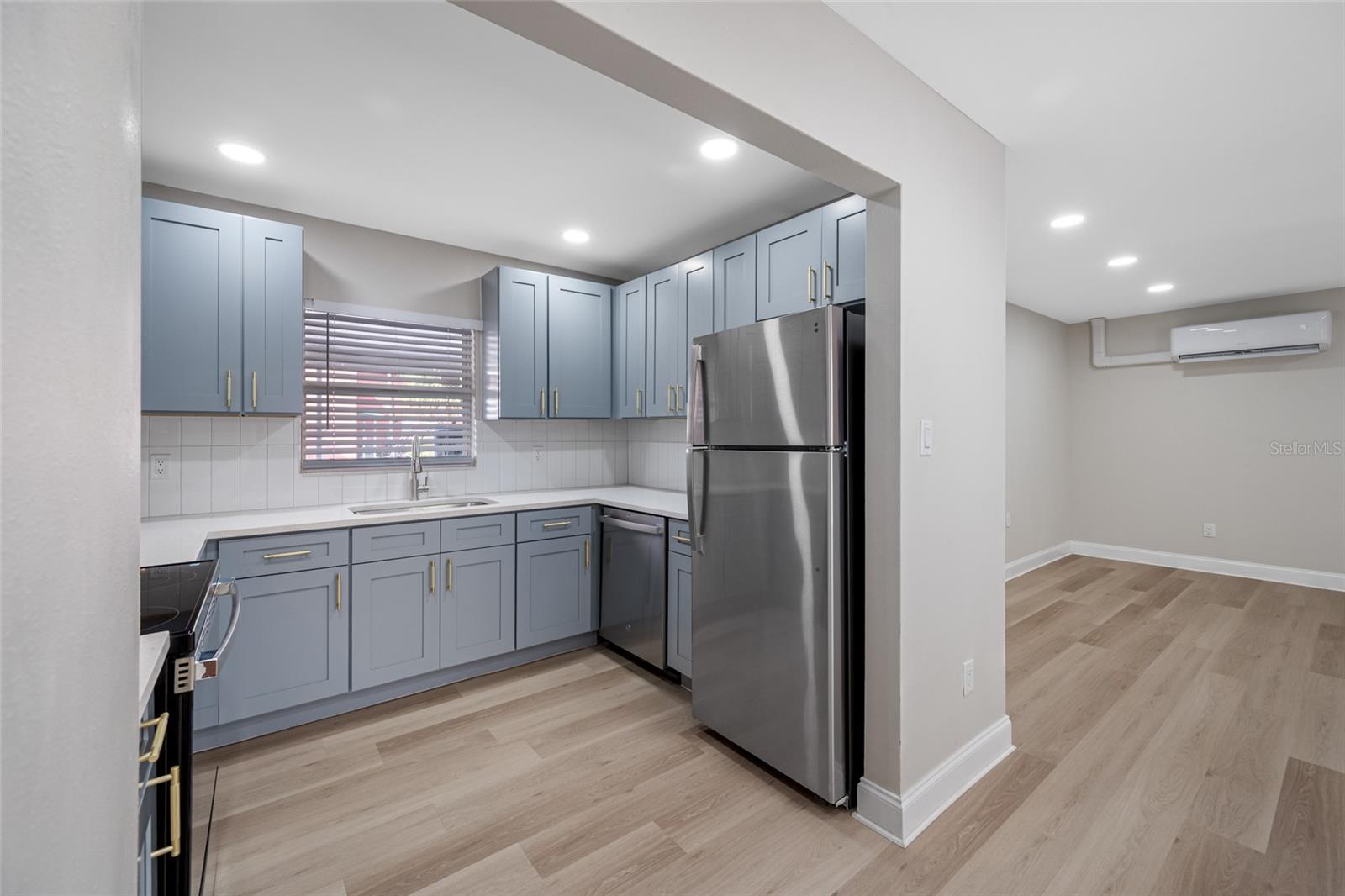 Image 8 of 17 For 140 Davis Boulevard 4