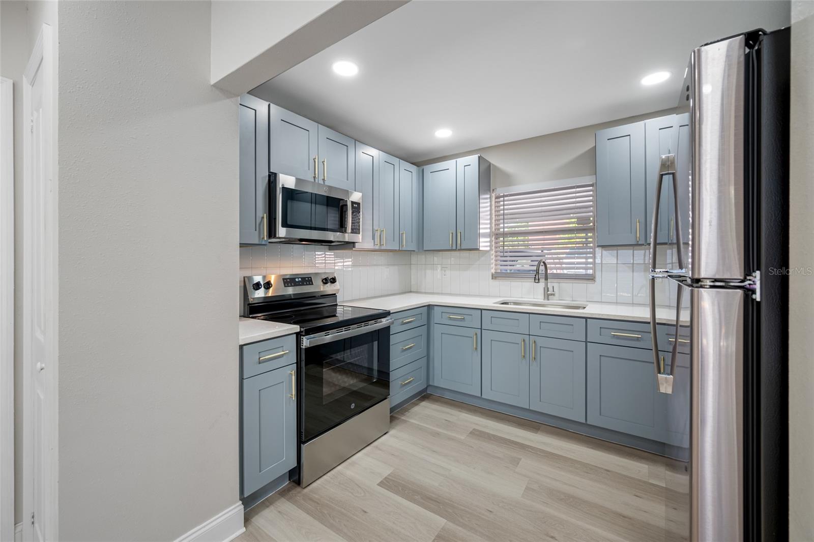 Image 9 of 17 For 140 Davis Boulevard 4