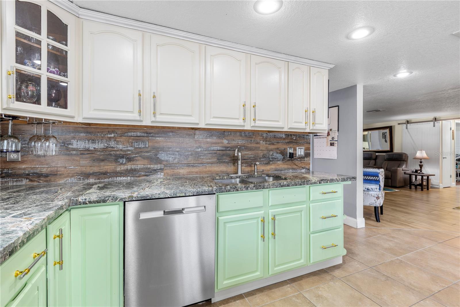Listing photo id 8 for 5264 Idlewild Street