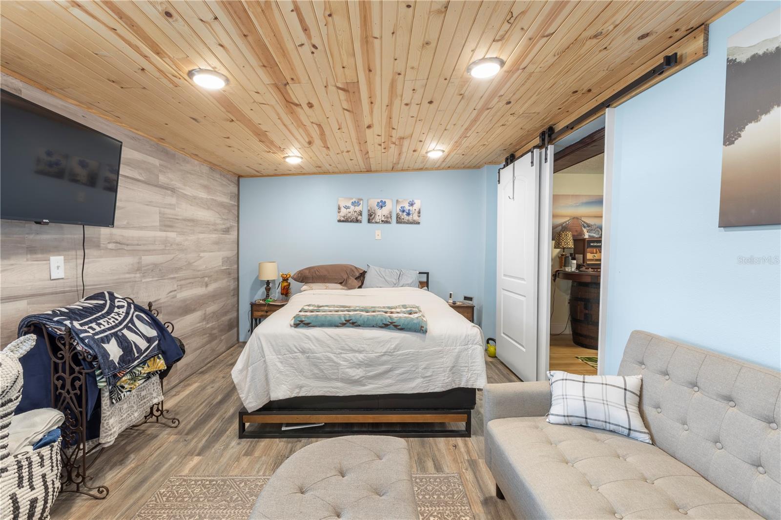 Listing photo id 14 for 5264 Idlewild Street