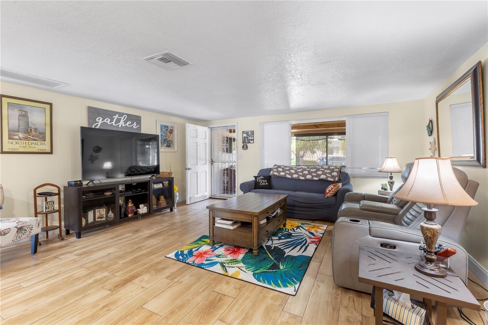 Listing photo id 3 for 5264 Idlewild Street